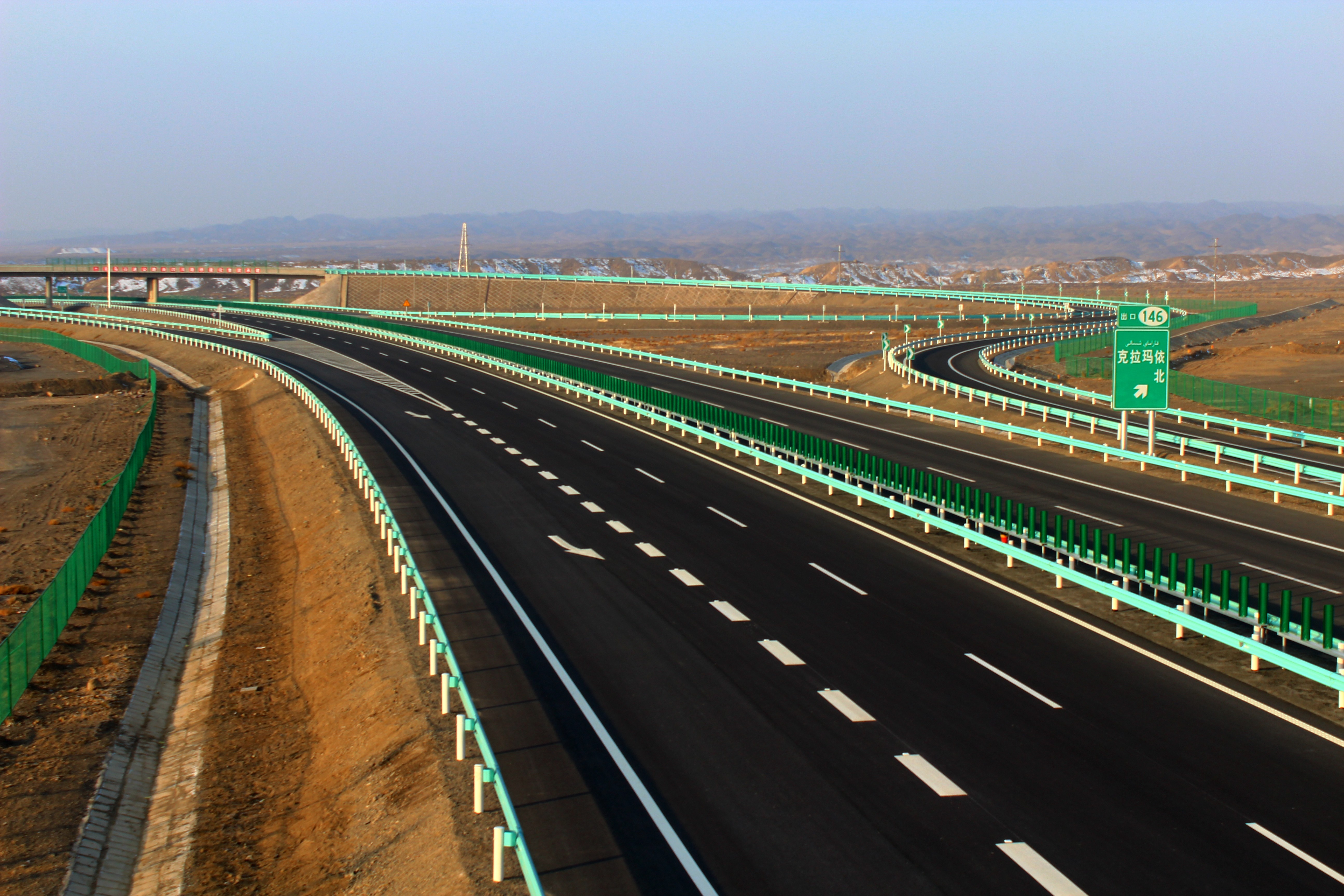 3新疆克拉玛依至乌尔禾高速公路，北疆地区与阿勒泰地区联系的重要干线，全长139公里，2013年12月建成通车。穿越戈壁、荒漠等复杂地址，获得国家优质工程奖。.jpg
