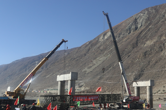The First Steel Trestle on Sichuan Bank of Jinshajiang Bridge Hoisted