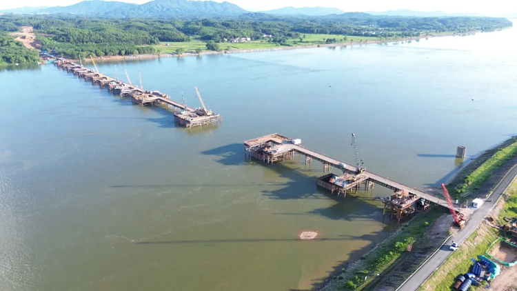 江西峡江县仁和大桥首个深水围堰承台浇筑完成