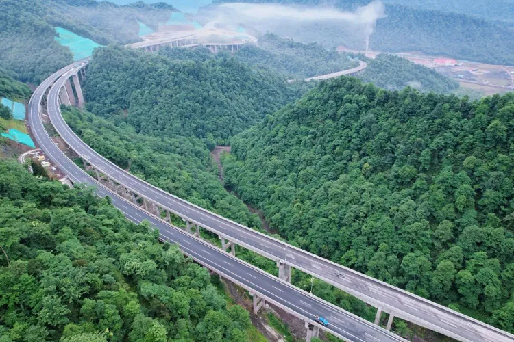 全省首个!乐西高速应用“黑科技”实现隧道无人摊铺 全省首个!乐西高速应用“黑科技”实现隧道无人摊铺