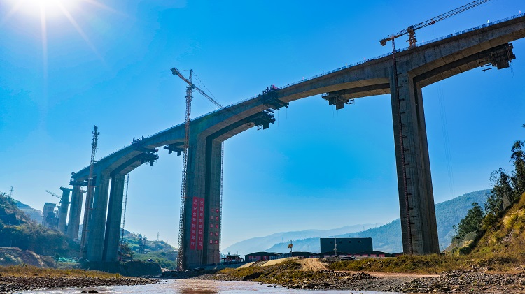 项目动态｜西宁高速西洛河大桥左幅顺利合龙